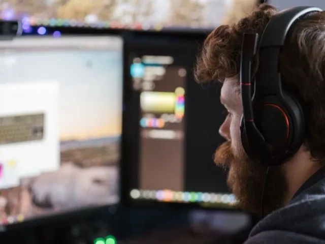 Informatikai támogató munkatárs headsettel távoli ügyfélszolgálati support közben